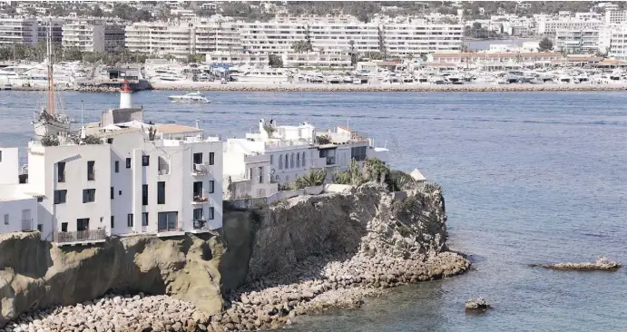  ?? Fotos: dpa ?? Ein typisches Stadtbild von Ibiza-Stadt sind die weißen Fassaden, Yachten und Segelboote und die Nähe zum Meer.