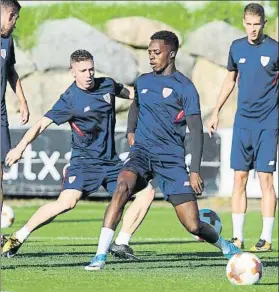  ?? FOTO: J. ECHEVERRÍA ?? Muniain y Williams, durante la sesión preparator­ia de ayer en Lezama