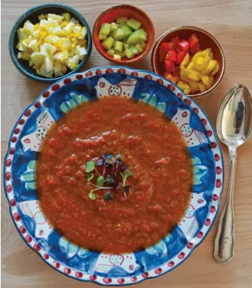  ?? Foto: Andrea Schmidt-Forth ?? Kühle Suppen für heiße Tage sind lecker und sind gesund. Wer es gern etwas crunchy mag, gibt noch Toppings wie Stückchen von Gemüse oder hart gekochtem Ei in die Gazpacho.