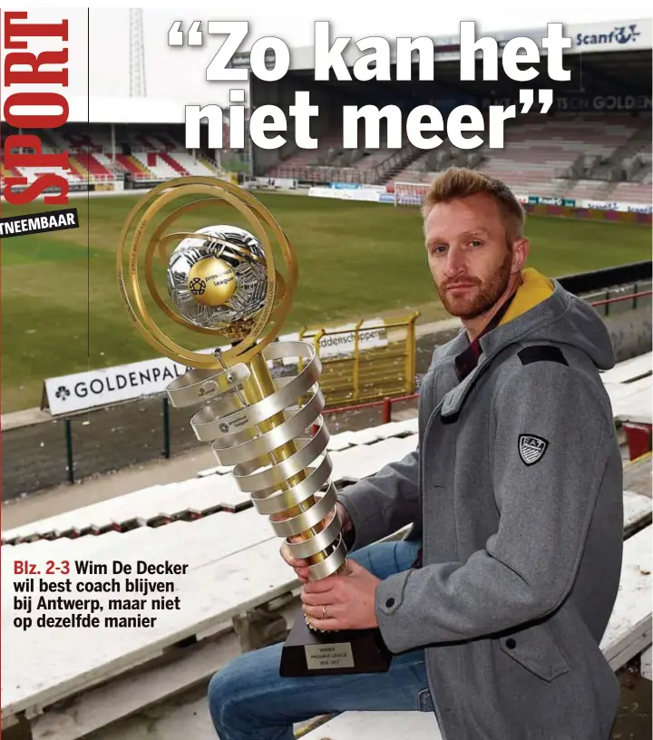  ?? FOTO TOM GOYVAERTS ?? Wim De Decker gisteren met de Proximus Leaguetrof­ee
in Tribune 2 op de Bosuil.