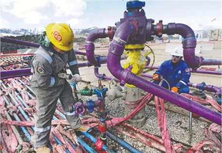  ?? BRENNAN LINSLEY/THE CANADIAN PRESS FILES/VIA THE ASSOCIATED PRESS ?? Employees work at an Encana gas well in western Colorado. Encana, which will be renamed Ovintiv, dealt a morale blow to the Canadian energy industry when it announced its headquarte­rs was moving to the U.S.