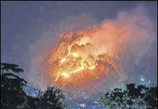  ?? HT PHOTO ?? A pine forest up in flames at Darnu on the outskirts of Dharamshal­a town.
