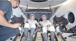  ??  ?? TRIPULANTE­S. Robert Behnken y Douglas Hurley, los astronauta­s de la Nasa.