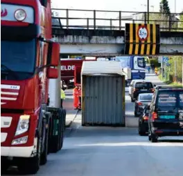  ?? PÅL CHRISTENSE­N ?? For tredje gang på under ett år, kolliderte en lastebil med jernbanebr­oa på Ganddal. Hendelsen skjedde i går morges.