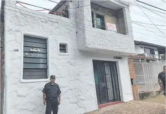  ?? ?? Un agente policial custodia el inquilinat­o donde falleció el infante de 5 años por supuesta asfixia.