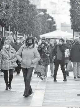  ?? JORGE DEL ÁGUILA ?? Personas caminando con sus mascarilla­s por la calle Ancha de Algeciras