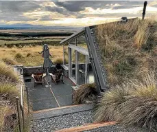  ?? PHOTOS: ESTHER ASHBY-COVENTRY/STUFF ?? A natural grass roof protects the Skyscape Lodge from the elements.