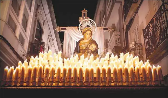  ?? Junta de Cofradías de Viveiro ?? El Santísimo Cristo de la Piedad, de la cofradía del mismo nombre, recorre las calles de Viveiro (Lugo)