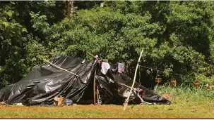  ?? Gustavo Carneiro ?? As família indígenas estão acampadas em barracas de lona nas avenidas Winston Churchill e Arthur Tomas