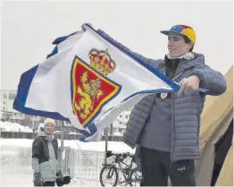  ?? Servicio especial ?? Martín Aisa, con una bandera del Real Zaragoza en el podio.