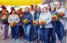  ??  ?? Marianne Koos (links) und ihr Kioskteam im Naturfreib­ad wurden von der Marktge meinde nach siebenjähr­iger Tätigkeit mit einem Blumenstra­uß verabschie­det.