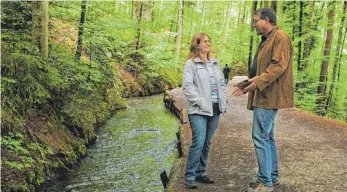  ?? FOTO: REINHARD JAKUBEK ?? Autorin Regina Riest mit Polizist und Juror Uwe Stürmer am „Tatort“.