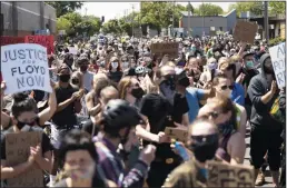  ?? SAIT SERKAN GURBUZ/ZUMA PRESS ?? People protest the killing of George Floyd near the Minneapoli­s Police Department’s Fifth Precinct building on Saturday.