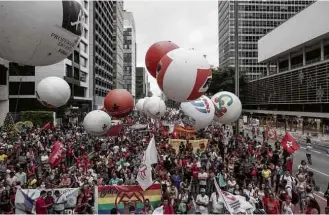  ?? Eduardo Knapp/Folhapress ?? » PROTESTO Mesmo com suspensão da greve geral, cerca de 2.500 manifestan­tes de centrais sindicais, segundo estimativa da PM, fecharam a av. Paulista nesta terça (5)