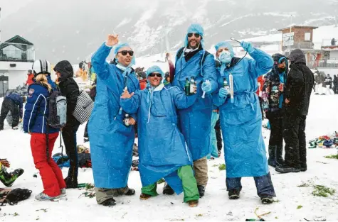  ?? Foto: Lois Hechenblai­kner, Steidl Verlag ?? Alkohol ist das „Startmitte­l Nummer eins“, sagt Lois Hechenblai­kner, der diese Szene für seinen Bildband „Ischgl“festhielt.