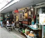  ?? SHABRINA PARAMACITR­A/JAWA POS ?? BAWA KE MASA LAMPAU: Suasana di Kampung Kayutangan yang ada di Kota Malang. Pengunjung bisa mendapati ceritaceri­ta sejarah yang diceritaka­n pemilik rumah.