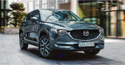  ?? Foto: Mazda ?? Die Neuauflage des Mazda CX 5 wurde von den AUTO ZEITUNG Lesern bei der Design Trophy 2017 zum „Champion aller Klassen“gekürt. Doch nicht nur optisch überzeugt der Kompakt SUV. Am Wochenende wird er bei Auto Kraus in Unterthürh­eim vorgestell­t.