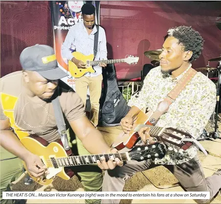  ?? ?? THE HEAT IS ON... Musician Victor Kunonga (right) was in the mood to entertain his fans at a show on Saturday