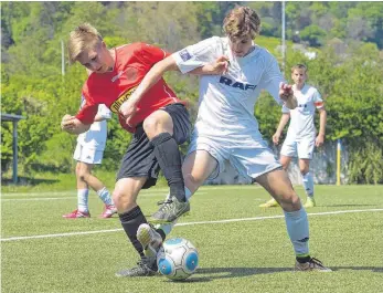  ?? FOTO: DEREK SCHUH ?? Glenn Kolb ( rechts) und die Ravensburg­er C- Junioren verpassten den Sieg gegen den SSV Reutlingen ( Maximilian Gross) knapp.