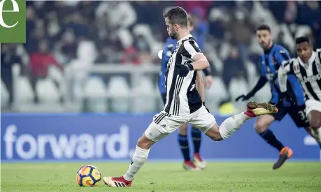  ?? (Getty Images) ?? Decisivo Miralem Pjanic, 27 anni, calcia il rigore: conclusion­e centrale, Berisha beffato e Juventus in finale di Coppa Italia