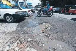  ?? FOTO: DAVID ROMERO ?? los baches han sido tellenados de dessetdici­os de consttucci­ón con el én de teducit los golses en los vehículos.