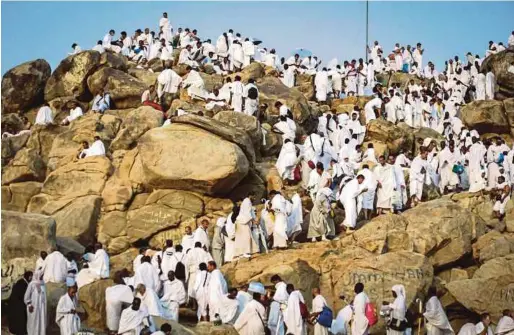  ?? EPA PIC ?? Worshipper­s climbing Mount Arafat near Mecca, Saudi Arabia, yesterday. Aidiladha is the holiest of the two Muslim holidays celebrated each year, as it marks the yearly Muslim pilgrimage to Mecca, the holiest place in Islam.