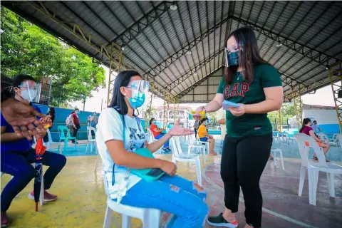 ?? (City of San Fernando Informatio­n Office) ?? ASSISTANCE FOR YOUNG PWDs. In behalf of a young PWD from San Fernando, a parent received the educationa­l assistance program of the Provincial Government of Pampanga.