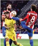  ?? DAVID RAMOS/POOL/UEFA ?? TERLALU TINGGI: Tendangan striker Atletico Madrid Antoine Griezmann ke arah kepala striker LFC Roberto Firmino sehingga berbuah kartu merah.