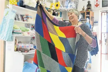  ?? Picture: INGANATHI WILLIAMS ?? HELPING OTHERS: Toni Krull, of Hands On, holds one of the blankets made by her knitting club