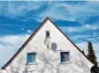  ?? Foto: Christian Schwier, Fotolia ?? Wer ein altes Haus erbt, muss über Sa nierung oder Abriss entscheide­n.