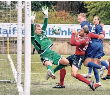  ?? RP-FOTO: RALPH MATZERATH ?? Gleich ist der Ball drin: Patrick Joecks (mitte).erzielt das 1:0 für die Sportfreun­de gegen Kleve. Danach machten es die Hausherren lange spannend.