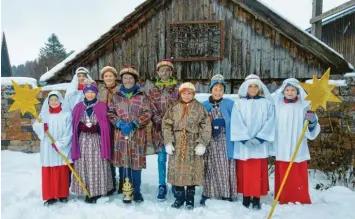  ?? Foto: Susanne Reck ?? Die Buben und Mädchen der Pfarrei St. Otmar Attenhause­n waren am Sonntag als Sternsinge­r im Krumbacher Stadtteil unterwegs und gingen von Haus zu Haus.