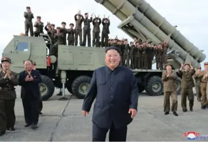  ?? FOTO AFP ?? De prioriteit van de Noord-Koreaanse leider Kim Jong-un blijft zijn nucleaire programma. “De door de staatshack­ers illegaal vergaarde middelen worden heel doelgerich­t ingezet voor kernwapens.”