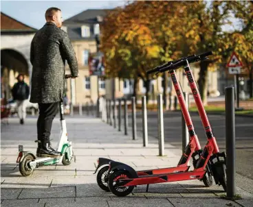  ?? FOTO: C. SCHMIDT / DPA ?? E-scooter benötigen Standortda­ten, die eigentlich nach der Fahrt gelöscht werden müssten. Datenschüt­zer warnen, dass dies nicht geschehe.