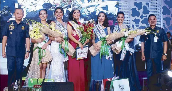  ?? — PHOTOS by RICKY LO ?? Left: Waray beauty (from Tacloban City) GandaPulis Arla Ray Paciencia (of Region 8) beat 26 other equally beautiful and talented policewome­n in bagging the first GandaPulis (Miss PNP) pageant. Above: With runners-up (from left) PO1 Nova Em Lago (Region...