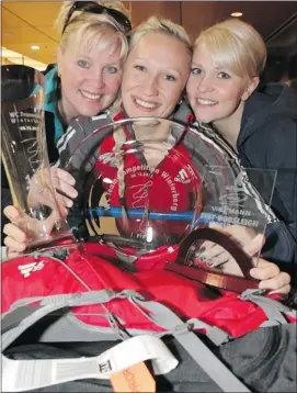  ?? Leah Hennel/calgary Herald ?? Canada’s golden girl of bobsled, Kaillie Humphries, centre, is welcomed at the Calgary airport on Monday by her mom Cheryl Simundson, left, and sister Shelby Lewis.