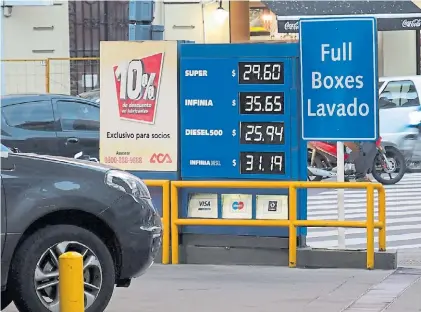  ?? MARCELO CARROLL ?? Estación. Primero YPF y siguen las otras petroleras. Los ajustes presionan sobre la inflación.