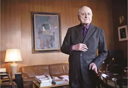  ?? STEPHANE DE SAKUTIN AGENCE FRANCE-PRESSE ?? L’homme d’affaires et mécène français Pierre Bergé, photograph­ié dans son bureau de Paris en février 2015