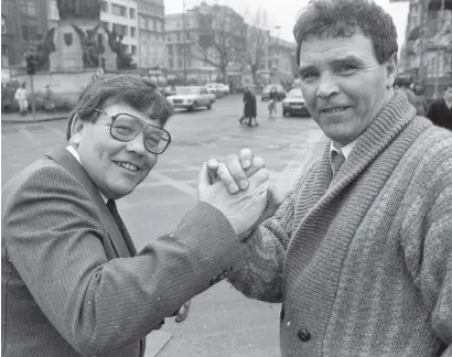  ??  ?? Boxing legend Harry Perry (l) pictured here with his rival Fred Tiedt on Dublin’s O’Connell Street in 1986
