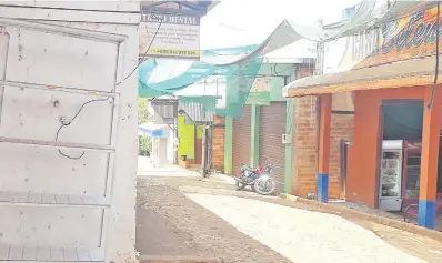  ?? ?? Casi todos los locales comerciale­s del puerto Itá Verá permanecen cerrados y proyectan abandono.