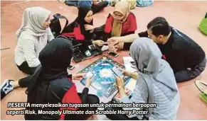  ??  ?? PESERTA menyelesai­kan tugasan untuk permainan berpapan seperti Risk, Monopoly Ultimate dan Scrabble Harry Potter.