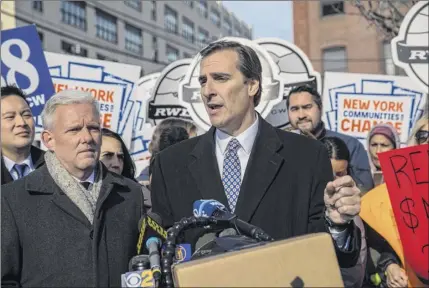  ?? Hiroko Masuike / The New York Times ?? Gov. Andrew Cuomo said Friday the “death knell” for putting an Amazon headquarte­rs in Queens was the appointmen­t of state Sen. Michael Gianaris, center, to the panel with authority over the project.