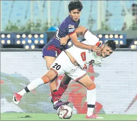  ?? ISL ?? FC Goa’s Seriton Fernandes (in white) and Hitesh Sharma of ATK tussle for possession during their Indian Super League match in Kolkata on Wednesday. The match ended in a goalless draw.