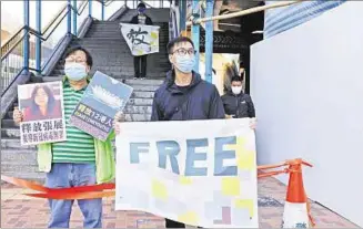  ??  ?? PROTESTA. Activistas prodemocra­cia en Hong Kong reclamando por la liberación de Zhang Zhan.