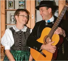  ?? Foto: Florian Bradl ?? Siegfried und Gisela Bradl leiten seit 25 Jahren die Bairische Singstund’ in Kleinberg hofen an.