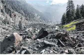  ??  ?? Eine Spur der Verwüstung: Vier Millionen Kubikmeter Schlamm und Gestein rutschten bis ins Tal