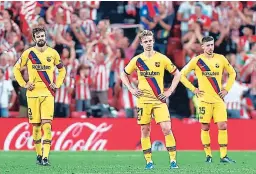  ??  ?? Las caras de Gerard Piqué, Frenkie de Jong y Clement Lenglet: los tres defensores de Barcelona, impotentes tras el golazo de Aduriz.