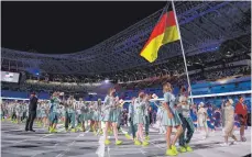  ?? FOTO: ODD ANDERSEN/AFP ?? Laura Ludwig und Patrick Hausding führen die deutsche Delegation als Fahnenträg­er in die Arena.