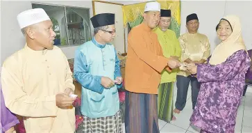  ??  ?? Sapawi papatahak do tusin zakat fakir mosikin kuma songulun mantad ponorimo id Pekan Weston, di kawawagu.