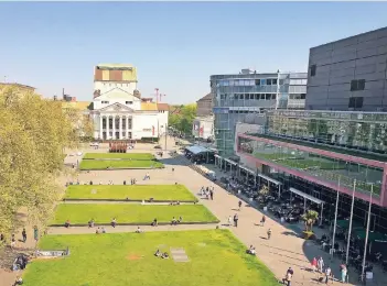  ?? RP-FOTO: HARPERS ?? Herrlicher Ausblick vom Karstadtda­ch auf den König-Heinrich-Platz. Auf den Rasenfläch­en lässt sich herrlich Sonnenbade­n, und die Cafés.